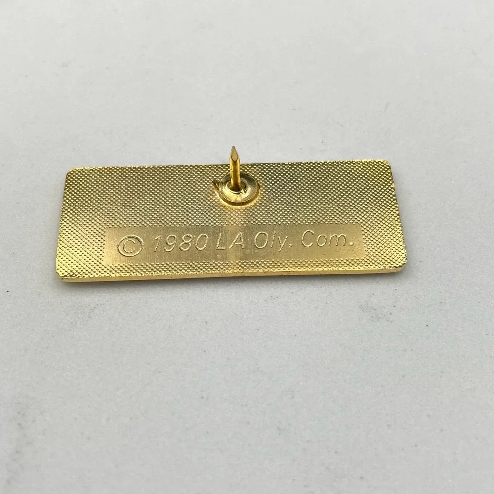 Vintage 1980 LAOLY Arco Olympics Classic Gold-Tone Arrowhead Water Lapel Pin 80s